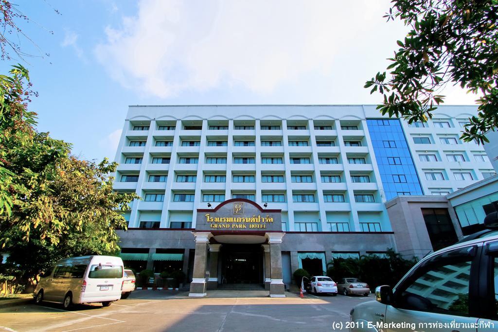 Grand Park Hotel Накхонсітхаммарат Екстер'єр фото